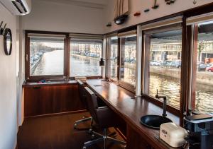 an office with a desk and windows in a boat at SWEETS - Zeilstraatbrug in Amsterdam