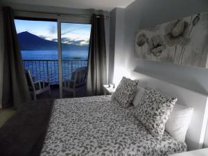 ein Schlafzimmer mit einem Bett mit Blick auf das Meer in der Unterkunft Crepúsculo in Puerto de la Madera