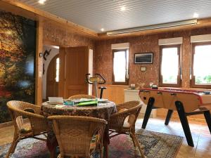ein Zimmer mit einer Tischtennisplatte und einem Billardtisch in der Unterkunft Les Berges de l'Ohmbach in Soultzmatt