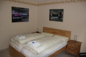 a bedroom with a bed with two white sheets at Bed and Breakfast am Höhenweg in Warstein