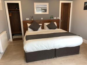 Un pat sau paturi într-o cameră la Aran Islands Hotel
