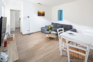ein Wohnzimmer mit einer Couch und einem Tisch in der Unterkunft Ferienhaus an der Karlstraße in Norderney + 37 Fotos