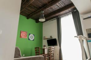 un soggiorno con pareti verdi e soffitto di Sleep & Zupp Casa Olimpia a Napoli