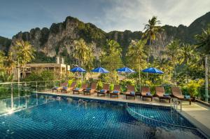 Bazén v ubytování Andaman Breeze Resort nebo v jeho okolí