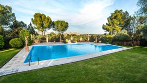 an image of a swimming pool in a yard at Cigarral de la Encarnación in Toledo