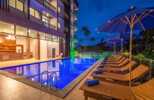Bazén v ubytování Andaman Breeze Resort nebo v jeho okolí