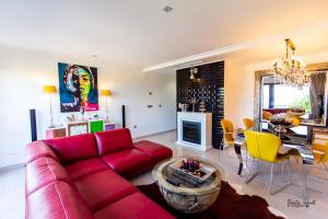 un soggiorno con divano rosso e tavolo di BS Luxury Estate El Campello a El Campello