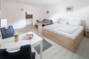 ein Schlafzimmer mit Bett und ein Wohnzimmer in der Unterkunft Ferienhaus an der Karlstraße in Norderney