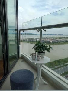 Balkoni atau teres di La Mer Halong