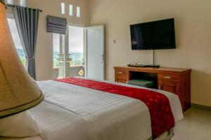 Een bed of bedden in een kamer bij Adhi Jaya Suite