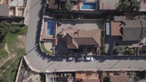 una vista aérea de una casa con techo en Armonía, en Tordera