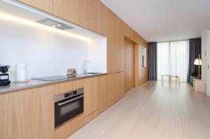 uma cozinha com um lavatório e um fogão em Hoom Apartments Juan Bravo em Madri