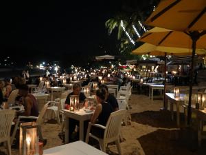 Fresh Wave Mirissa - Beach Front餐厅或其他用餐的地方