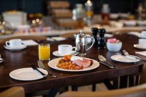 una mesa de madera con un plato de comida. en Mercure Bridgwater, en Bridgwater