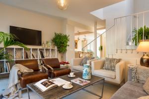 een woonkamer met een bank en een tafel bij Genteel Home Carmen San Ignacio in Granada