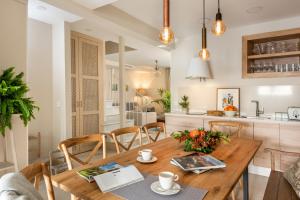 een keuken en eetkamer met een houten tafel en stoelen bij Genteel Home Carmen San Ignacio in Granada
