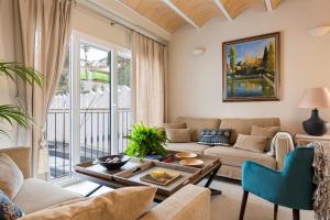 een woonkamer met een bank en een tafel bij Genteel Home Carmen San Ignacio in Granada