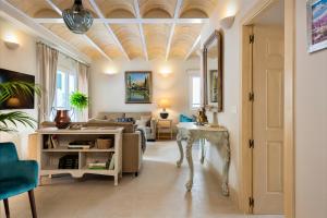 een woonkamer met een kasplafond en een tafel bij Genteel Home Carmen San Ignacio in Granada