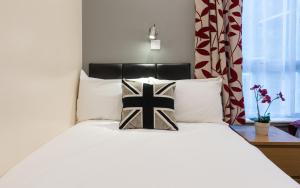 Postel nebo postele na pokoji v ubytování Saba Hotel London