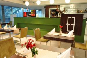 Reštaurácia alebo iné gastronomické zariadenie v ubytovaní Hotel EMPIRE