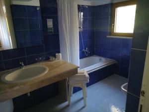 a bathroom with a sink, toilet and tub at Hotel Fuile 'E Mare in Cala Liberotto