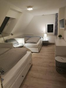Habitación con 2 camas y TV. en Feriendorf Falkenegg, en Lennestadt
