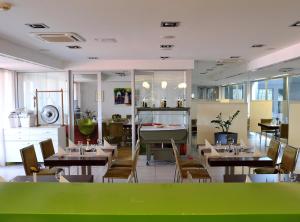 Reštaurácia alebo iné gastronomické zariadenie v ubytovaní Hotel EMPIRE