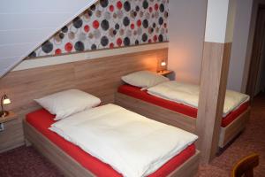 two twin beds in a room with at Pension Ethner in Bad Driburg