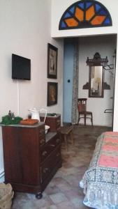 um quarto com uma cómoda e um vitral em Hotel Ordóñez Sandoval em Úbeda