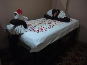 Säng eller sängar i ett rum på Raj Palace Sundar
