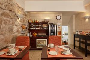 Restorāns vai citas vietas, kur ieturēt maltīti, naktsmītnē Austin's Arts Et Metiers Hotel