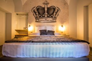 ローマにあるTrevi Contemporary Suiteのベッドルーム1室(キングサイズベッド1台、王冠付)