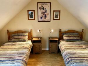 two beds sitting next to each other in a room at Dupres House, Chavasse Farm, Somme Battlefields in Hardecourt-aux-Bois