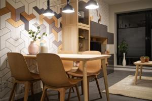 jadalnia ze stołem i krzesłami w obiekcie Martikal Apartment - PKP w Poznaniu +9 zdjęć