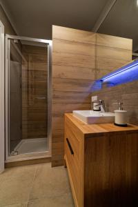 łazienka z umywalką i prysznicem w obiekcie Martikal Apartment - PKP w Poznaniu