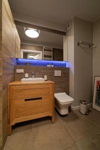 łazienka z umywalką i toaletą w obiekcie Martikal Apartment - PKP w Poznaniu