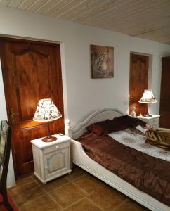 um quarto com uma cama e duas lâmpadas sobre uma mesa em Homestay Roja em Vilnius