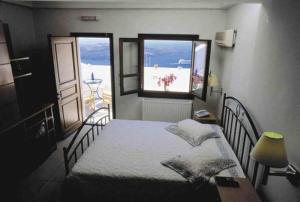 Theoxenia Caldera Hotel客房内的一张或多张床位