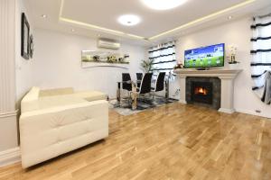 TV a/nebo společenská místnost v ubytování Apartment Markovski