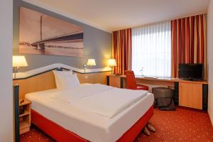 Ліжко або ліжка в номері Mercure Hotel Düsseldorf Ratingen