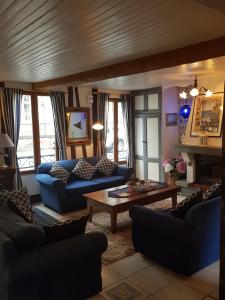 a living room with blue couches and a table at La Valerienne in Saint-Valery-sur-Somme