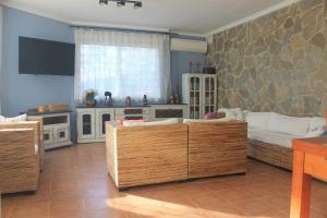 a living room with a couch and a tv in it at Romani,26 in Olivella