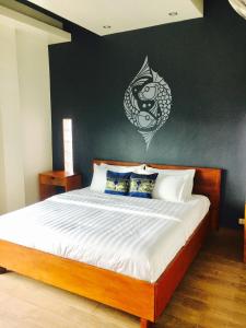 A bed or beds in a room at FARAWAY SUITES