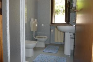 een badkamer met een wastafel en een toilet en een raam bij New Piccolo Residence in Malcesine +45 foto's