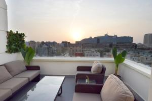 een woonkamer met uitzicht op de stad bij Flamingo Hotel in Jeddah