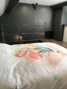 ein Bett mit einem Bild von einem Einhorn drauf in der Unterkunft Appartement Wimereux in Wimereux