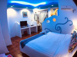 Postel nebo postele na pokoji v ubytování 海灘戀情 Beach Love 近沙灘-國旅卡特約商店 陽台房 希臘地中海風格