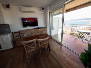 Televízia a/alebo spoločenská miestnosť v ubytovaní Seafront Apartment in Palamós