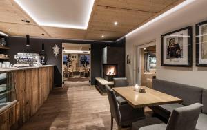 Kuchyň nebo kuchyňský kout v ubytování Presulis Hideaway Apartments & Restaurant