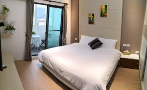 En eller flere senger på et rom på Love Happiness Inn